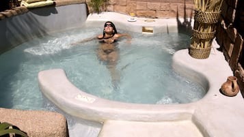 2 piscines extérieures, parasols de plage, chaises longues