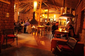 2 bars/lounges, poolside bar - Hotel Kimal (San Pedro de Atacama)