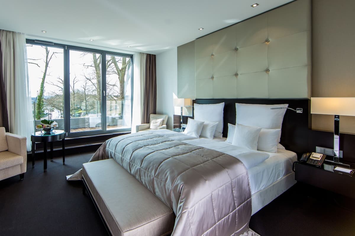 Deluxe tweepersoonskamer, balkon | Luxe beddengoed, een minibar, een kluis op de kamer