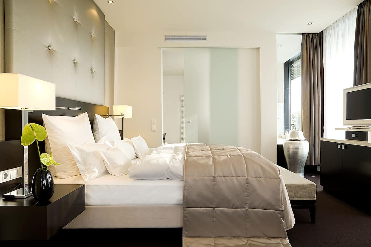 Luxe beddengoed, een minibar, een kluis op de kamer