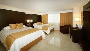 Minibar, in-room safe, desk, blackout curtains - Wyndham Garden Panama City (Panama City)