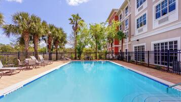 Piscine extérieure, parasols de plage, chaises longues