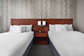 In-room safe, desk, blackout drapes, iron/ironing board - Courtyard by Marriott Raleigh North (Raleigh)