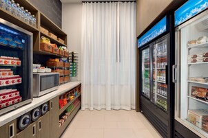 Melayani sarapan, makan siang, makan malam; sajian masakan Italia