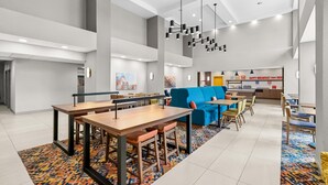 Lobby - Hampton Inn & Suites Peru (Peru)