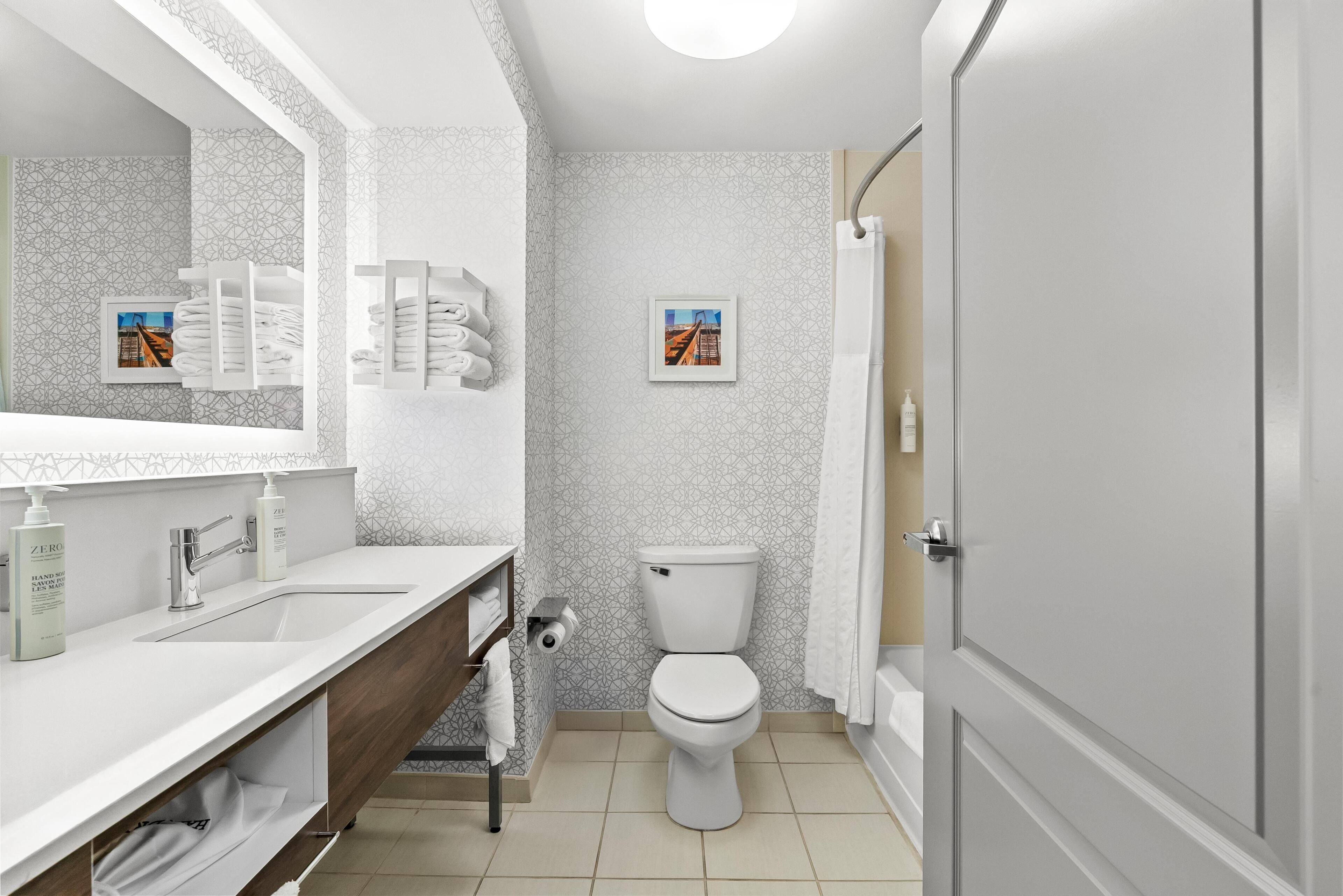 Habitación, 2 camas de matrimonio | Baño | Artículos de higiene personal gratuitos, secador de pelo y toallas