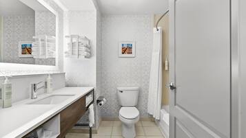 Habitación, 2 camas de matrimonio | Baño | Artículos de higiene personal gratuitos, secador de pelo y toallas
