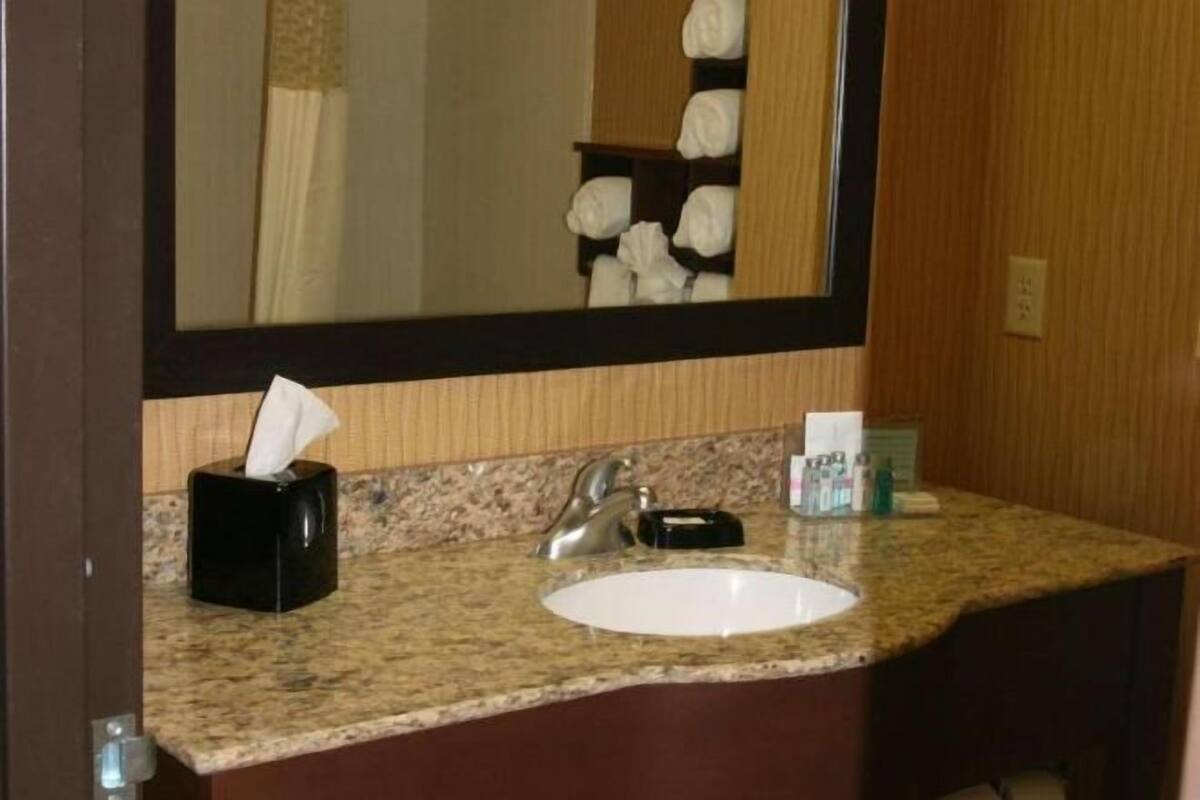 Bathroom | Free toiletries, hair dryer, towels