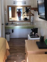 Tabla de planchar con plancha, wifi gratis y ropa de cama 