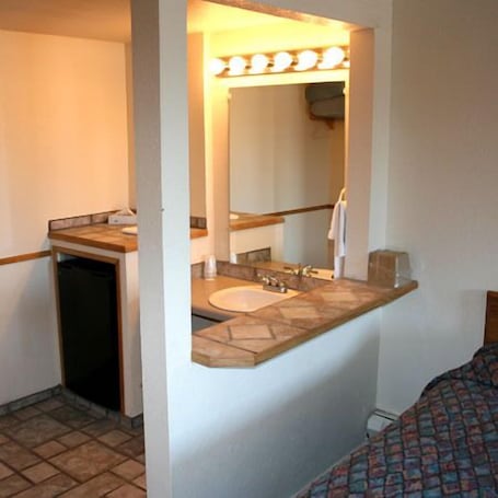 Sinki Bilik Mandi. High Chaparral Inn