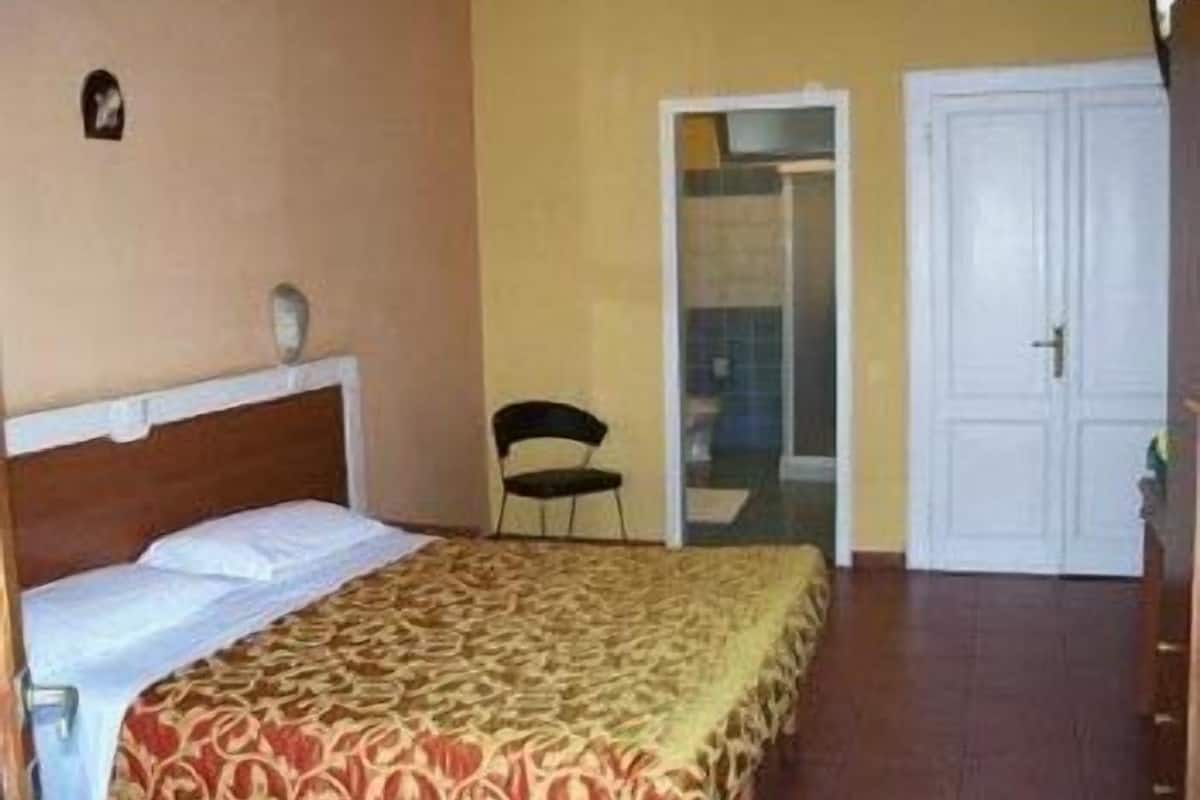 desk, cots/infant beds, rollaway beds, free wifi