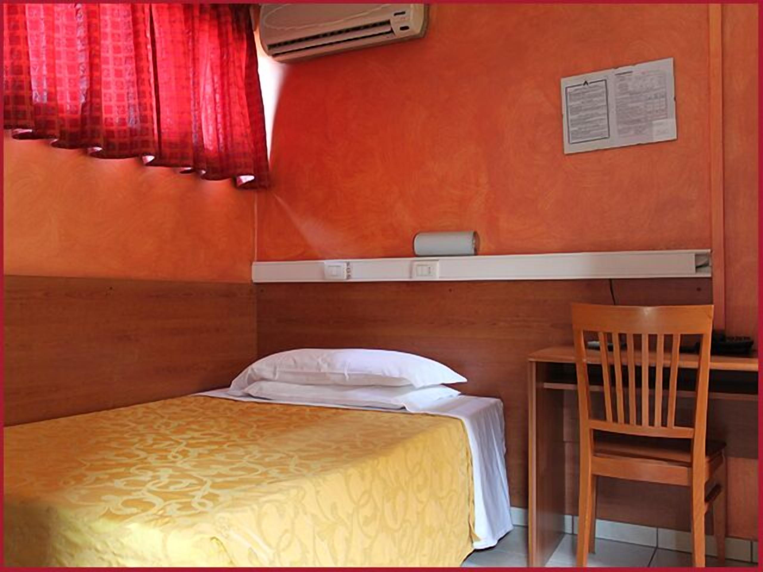 single room | desk, cots/infant beds, rollaway beds, free wifi