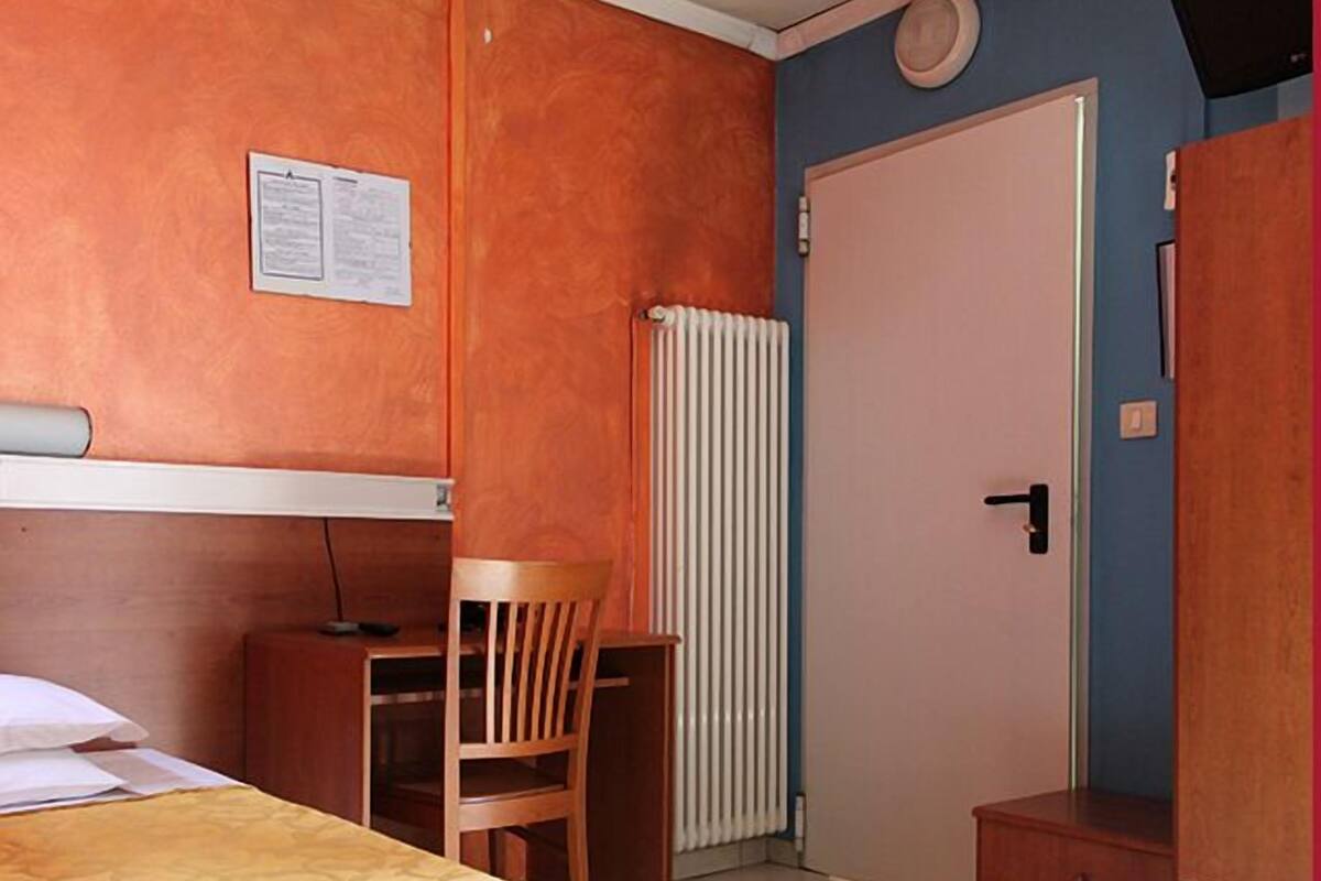 single room | desk, cots/infant beds, rollaway beds, free wifi