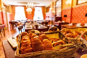 Daily full breakfast (EUR 18 per person) - Avenue Hotel by F-Hotels (Blankenberge)