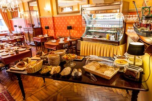 Un bufé de desayuno con diferentes alimentos y una máquina de café.