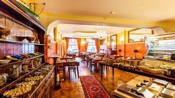 Daily full breakfast (EUR 18 per person)