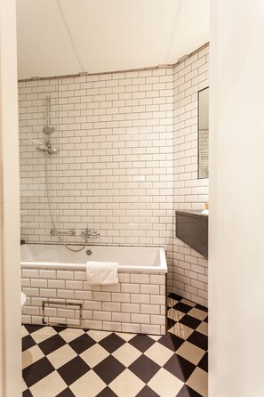 Dusche, kostenlose Toilettenartikel, Haartrockner, Handtücher