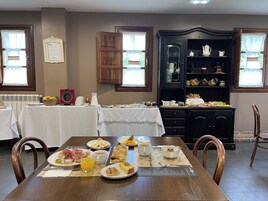 Desayuno completo diario (EUR 11 por persona)