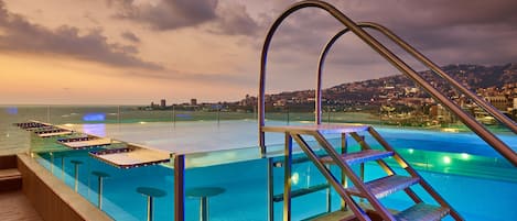 En säsongsöppen utomhuspool