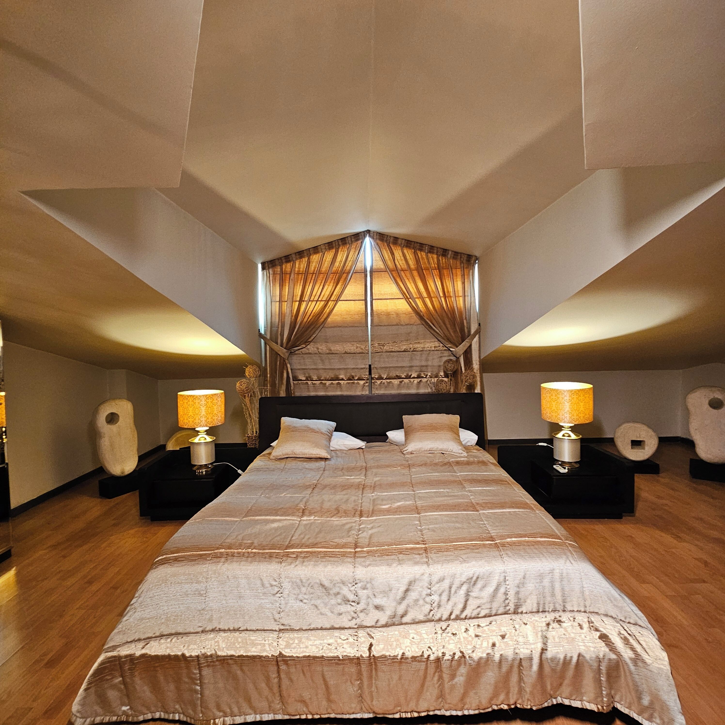 King Suite | 1 bedroom, Egyptian cotton sheets, premium bedding, in-room safe