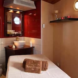Sauna, hot tub, steam room, Turkish bath/hammam, body treatments