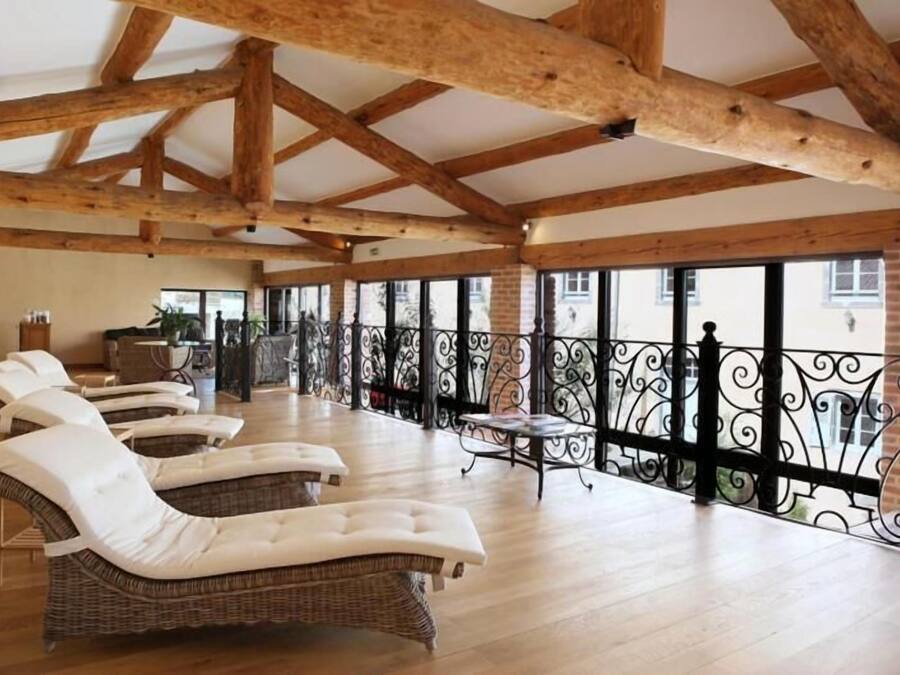 Un sauna, una bañera de hidromasaje, baño turco, baño turco/hammam