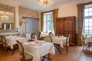 朝食 (ビュッフェ)、毎日提供 (1 名様 12 EUR)