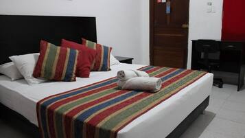 Standard Double Room | Peti besi dalam bilik, meja, seterika/papan seterika, Wi-fi percuma