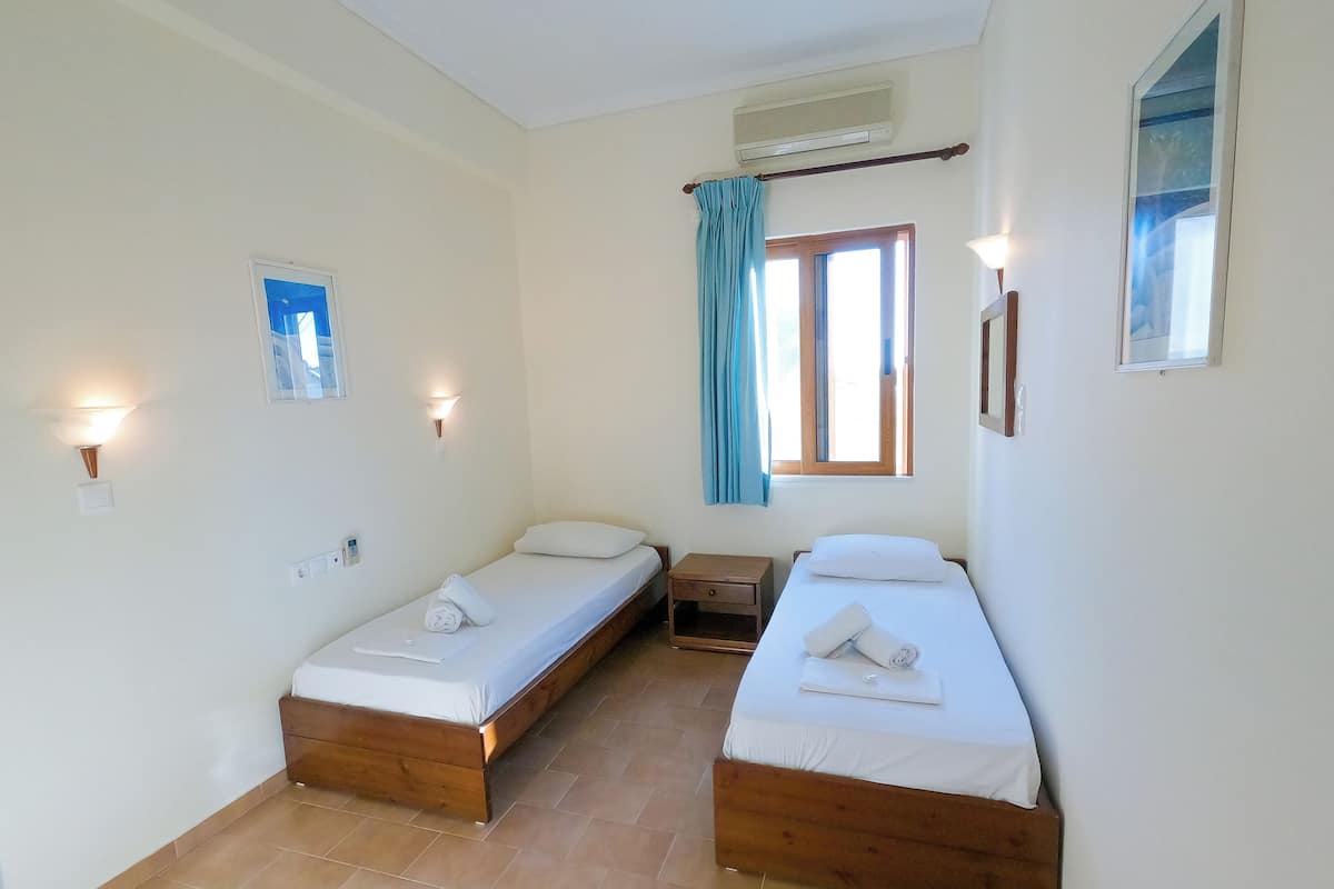 Twin Room, 2 Twin Beds | Blackout drapes, free WiFi, bed sheets