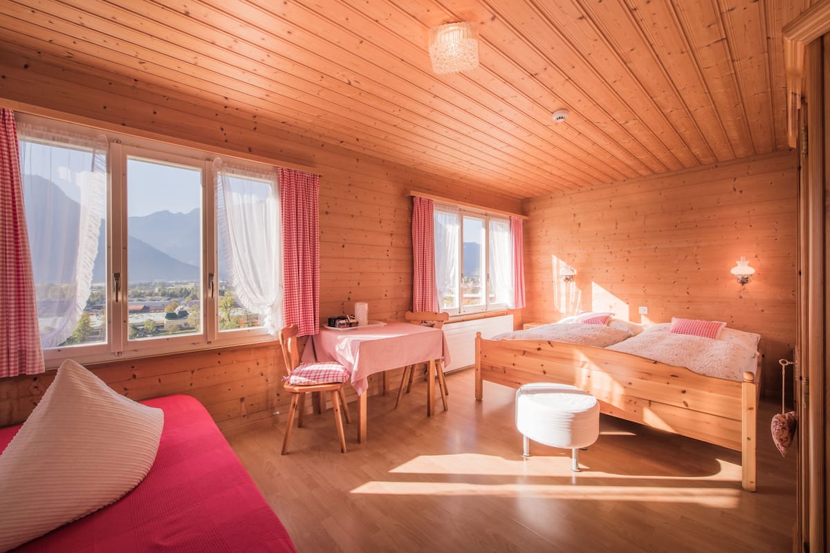 2 habitaciones, cubrecamas y decoración personalizada