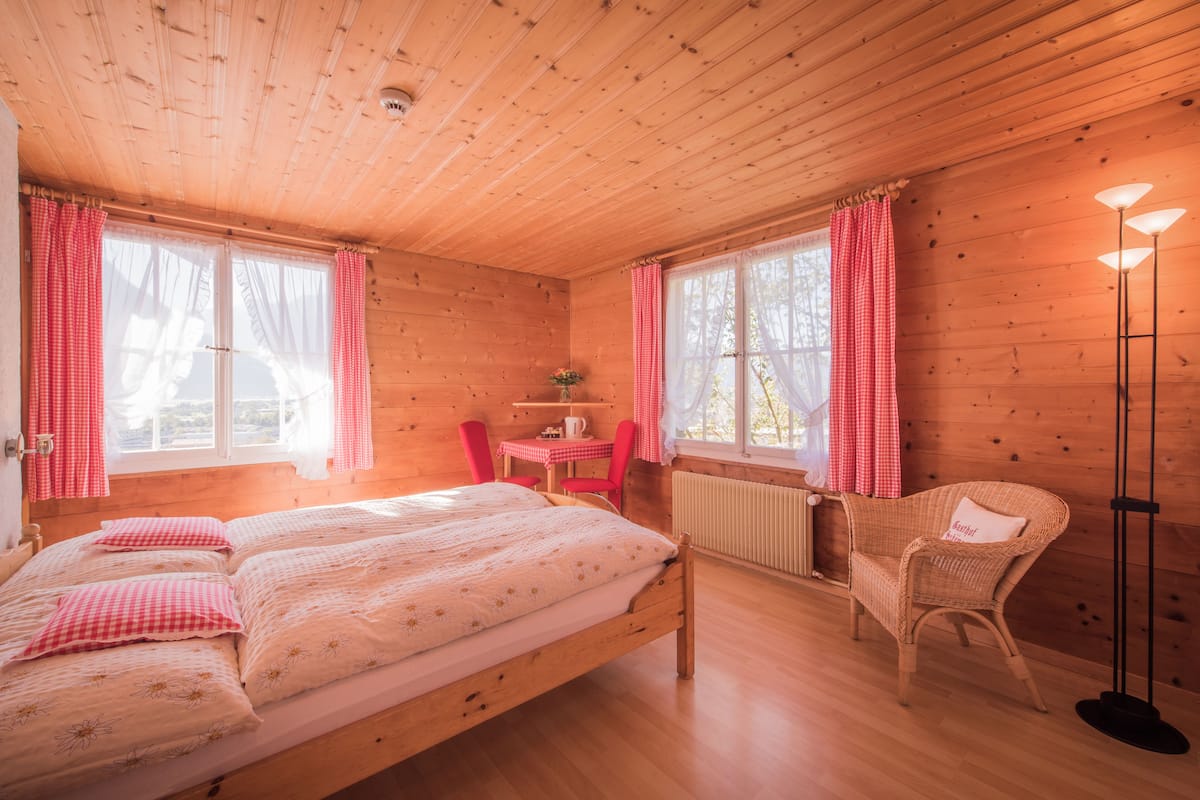 2 habitaciones, cubrecamas y decoración personalizada