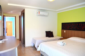 Phòng Deluxe, quang cảnh hồ bơi | Minibar, két bảo mật tại phòng 