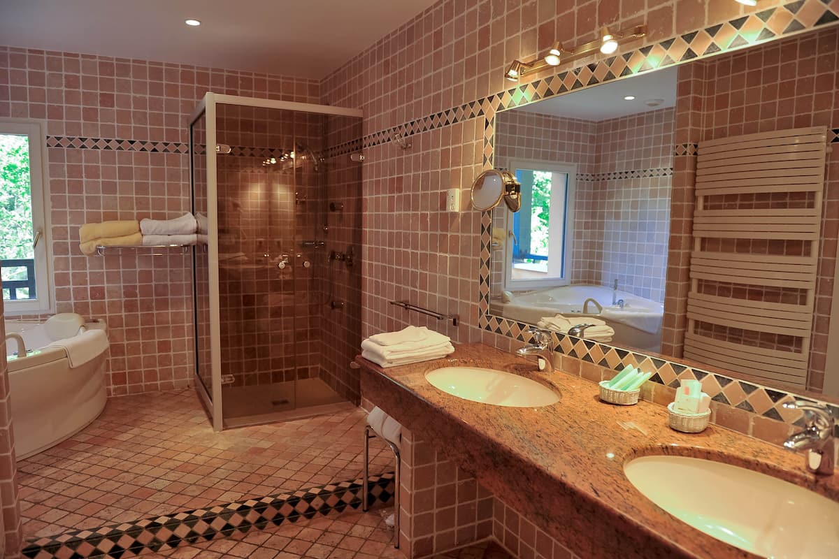 deluxe double room | bathroom | free toiletries, hair dryer, bathrobes, slippers