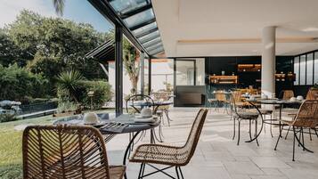 Dagelijks uitgebreid ontbijt (EUR 28 per persoon)