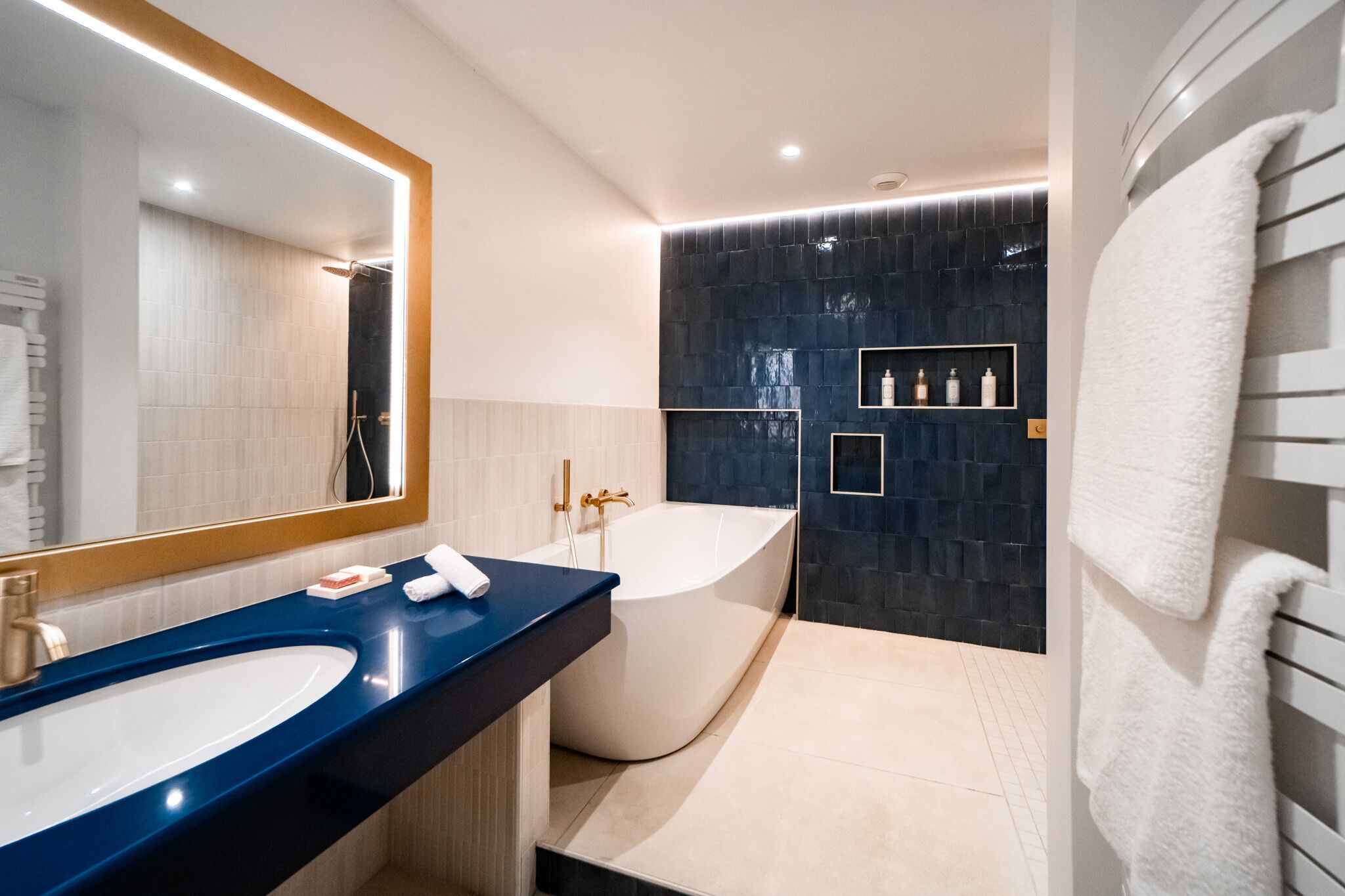 classic double room | bathroom | free toiletries, hair dryer, bathrobes, slippers