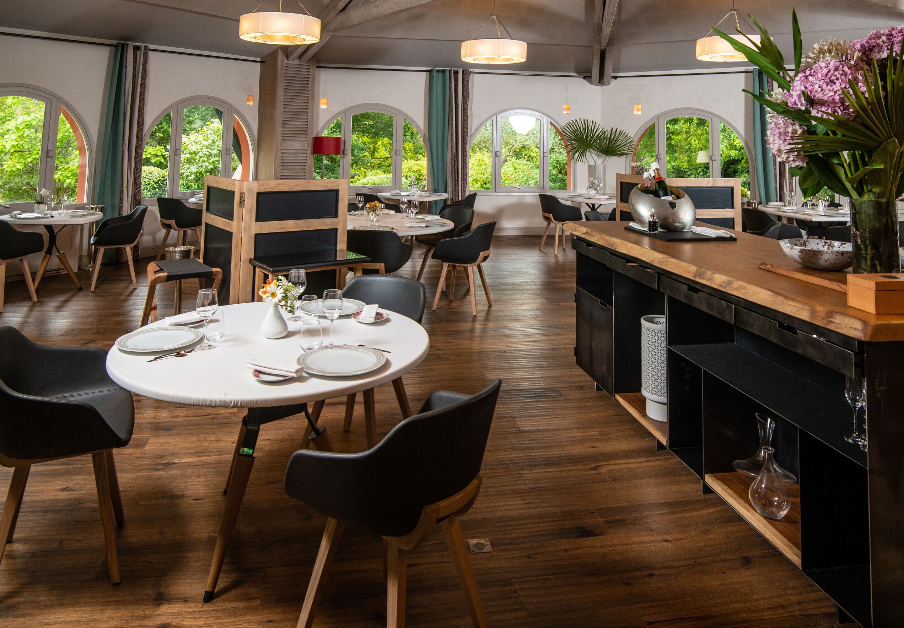 lunch, dinner served; french cuisine, garden views