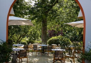 Se sirven almuerzos y cenas; cocina francesa; con vista al jardín