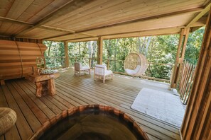 Behandelingsruimtes in de openlucht, een sauna, lichaamsbehandelingen