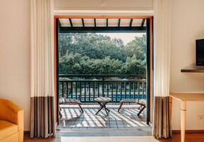 Ropa de cama de alta calidad, colchones con efecto memoria y minibar 