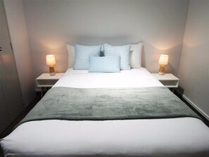 Iron/ironing board, free WiFi, bed sheets - Pohutu Lodge Motel (Rotorua)