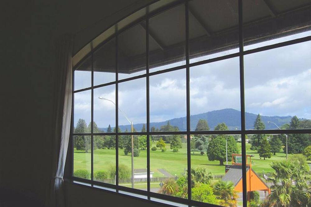 Pohutu Lodge Motel