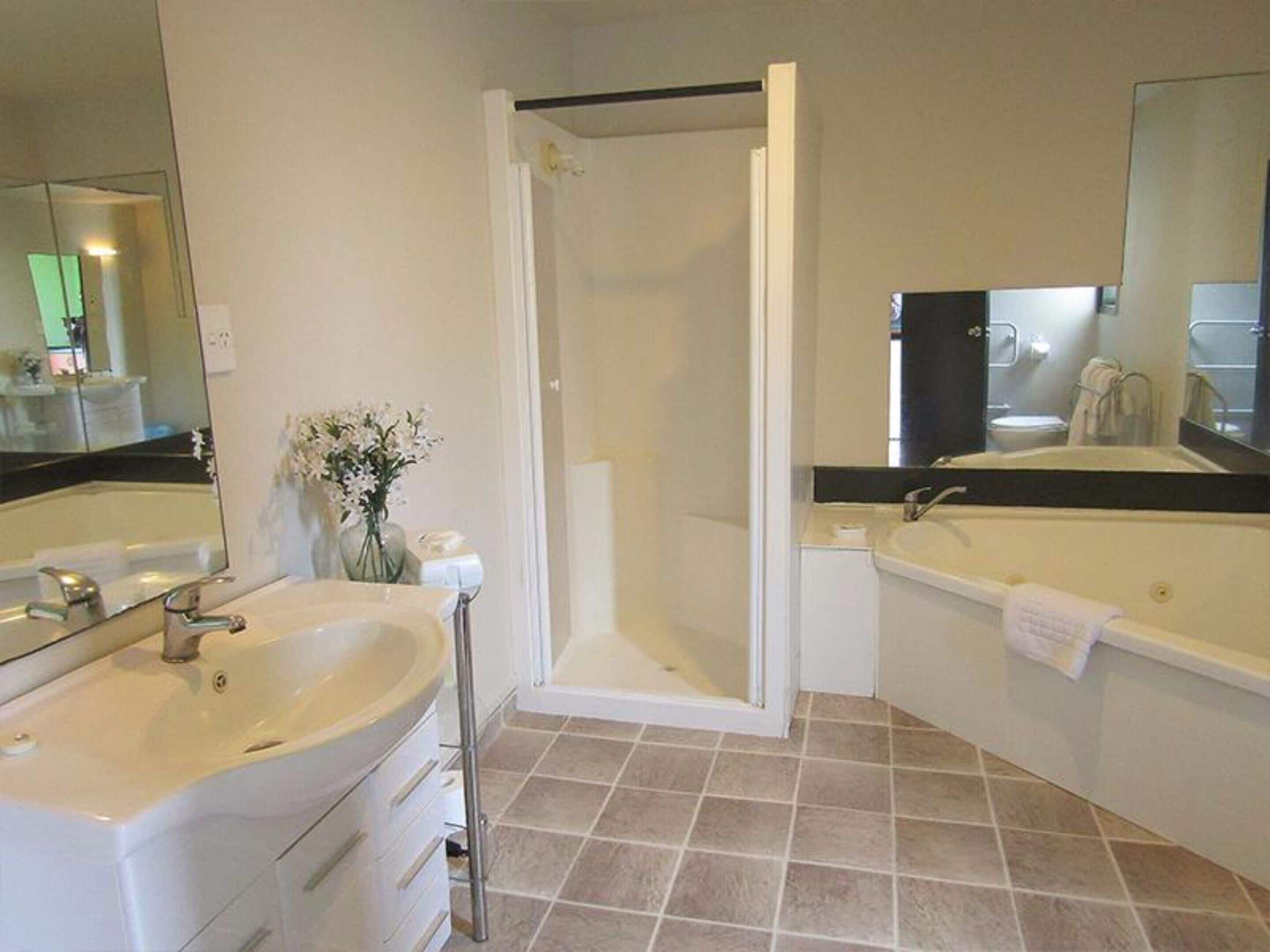 Separate tub and shower, jetted tub, free toiletries, hair dryer