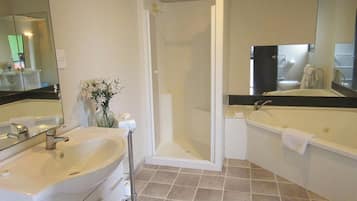 Separate tub and shower, jetted tub, free toiletries, hair dryer