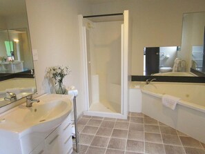 Separate tub and shower, jetted tub, free toiletries, hair dryer - Pohutu Lodge Motel (Rotorua)
