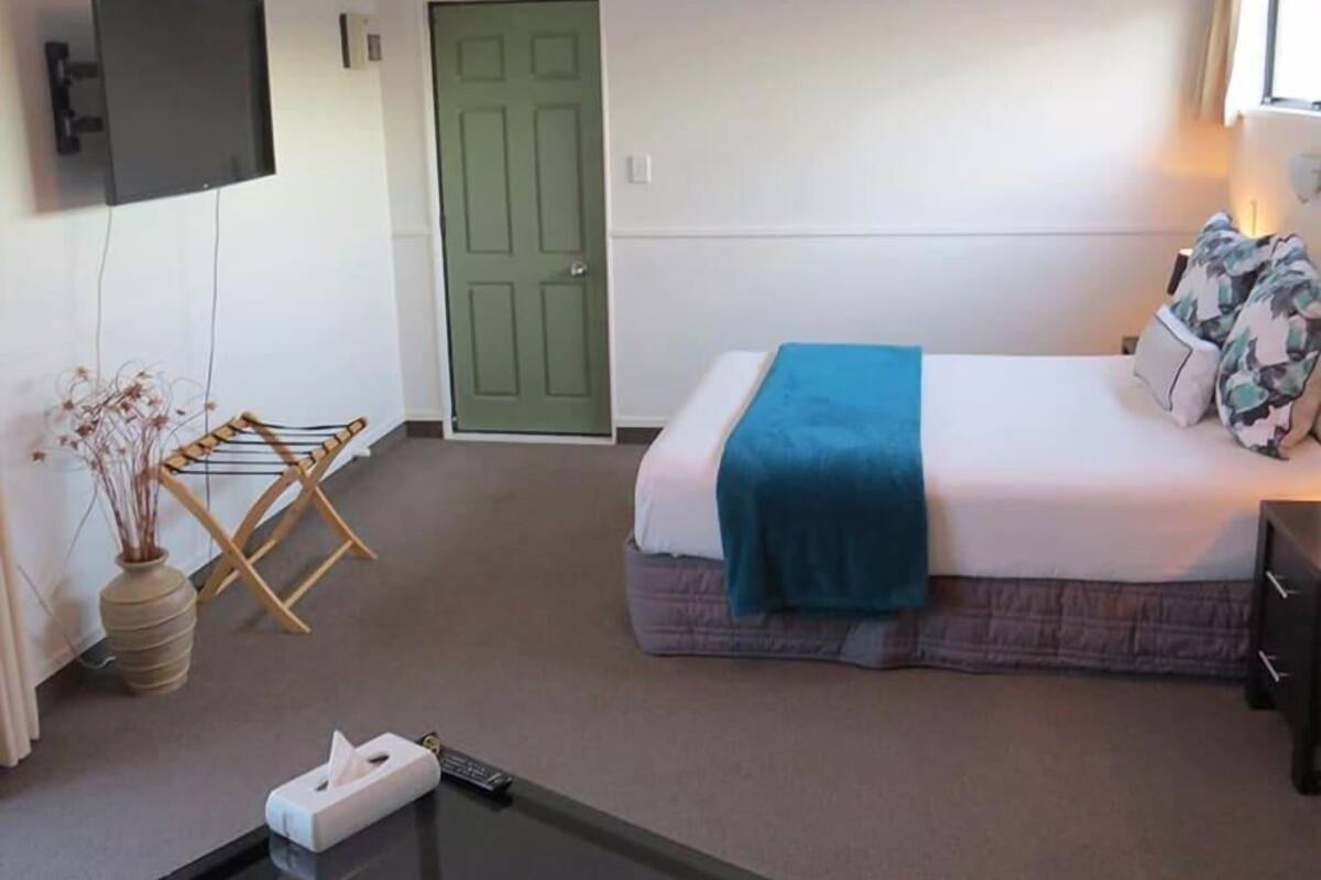 Iron/ironing board, WiFi (free), bed sheets