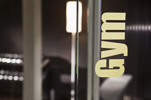 Señal de gimnasio con la palabra 'Gym' en letras grandes.