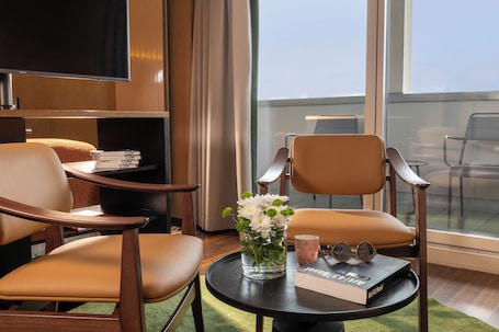 Junior-Doppelzimmer | Wohnbereich | 82-cm-LCD-Fernseher mit Satellitenempfang, Fernseher