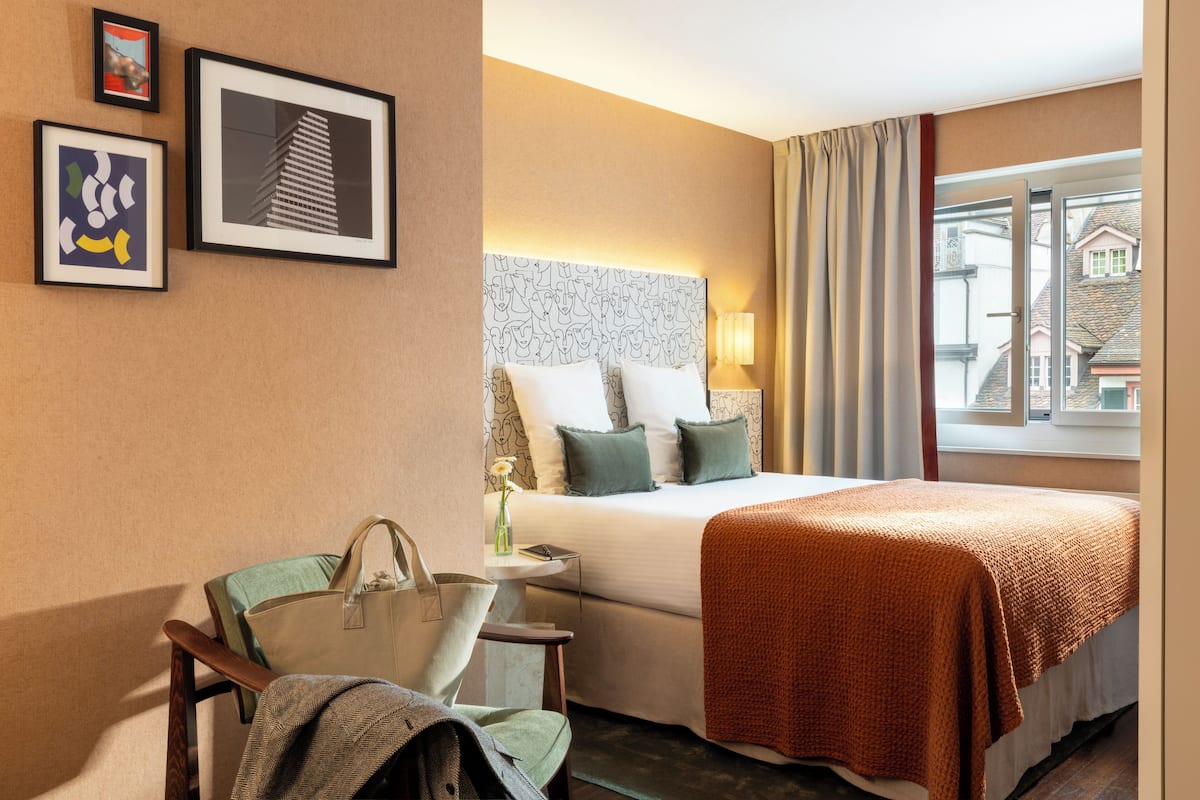 Chambre Deluxe double | Literie de qualité, minibar, coffre-fort, bureau