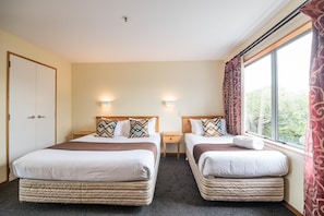 Soundproofing, iron/ironing board, free WiFi, bed sheets - Central Park Motor Lodge (Christchurch)