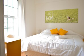 Laptop workspace, free WiFi, bed sheets - Che Lagarto Suites (Santiago)